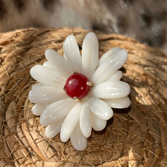 VINTAGE DAISY CASTLECLIFF FAUX PEARL WITH RED STONE & GOLD TONE BROOCH - Picture 2 of 15
